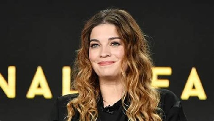 Annie Murphy Bra Size, Age, Weight, Height, Measurements