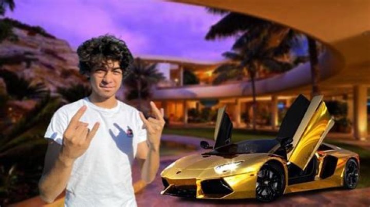 Iñaki Godoy Wiki, Age, Girlfriend, Height, Parents, Net Worth & More
