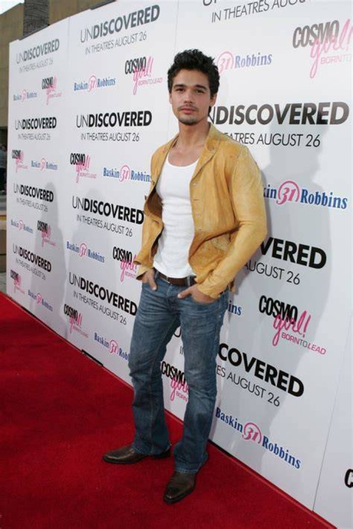 Steven Strait Age, Weight, Height, Measurements